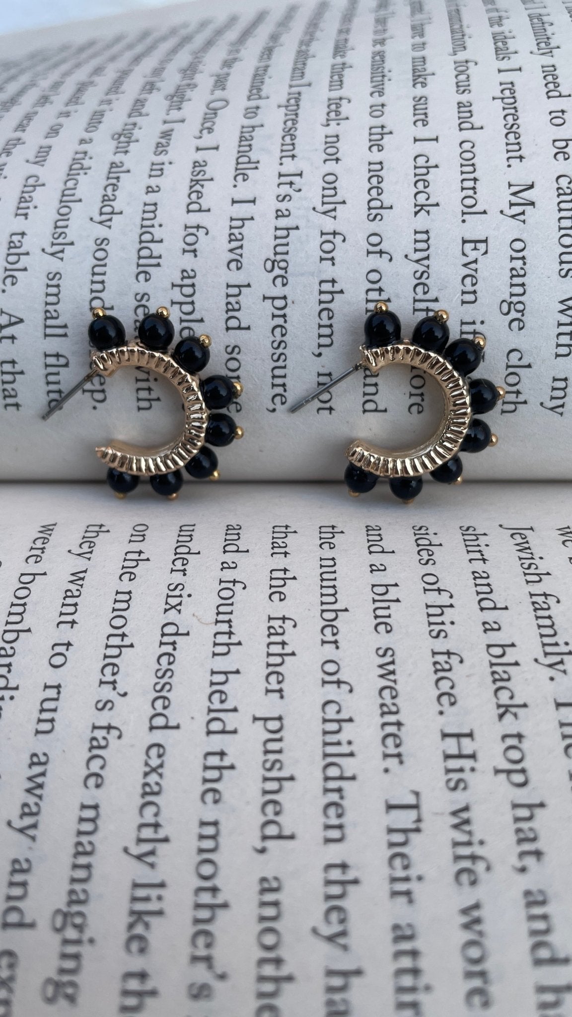 Minimalist black pearl stud earrings