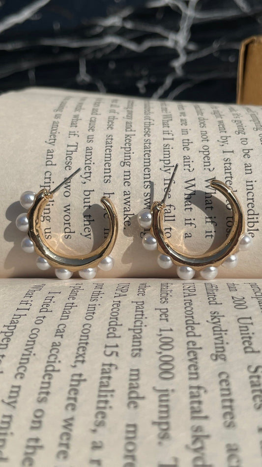 Minimalist  pearl earrings